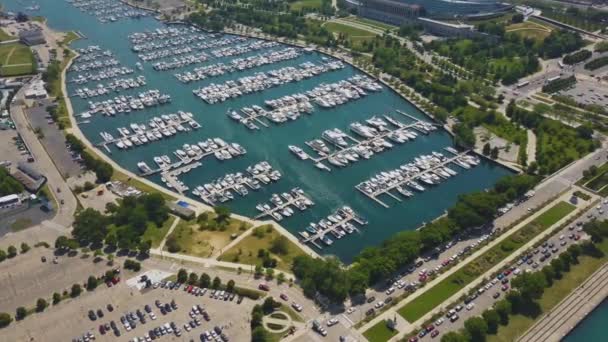 Luftaufnahme von vielen Booten, die bei strahlendem Sonnenschein in der Bucht geparkt waren. Ansicht von oben — Stockvideo