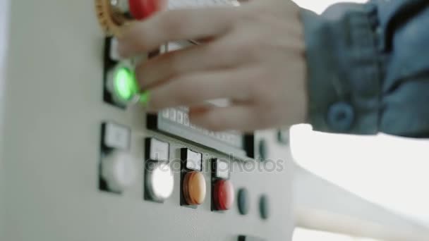 The hands of the worker press the buttons of the device — Stock Video