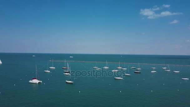 Tiro aéreo de muitos barcos estacionados na baía no dia ensolarado brilhante. vista do meio — Vídeo de Stock