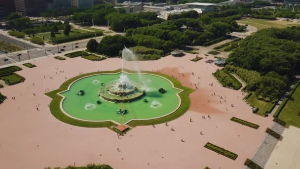 Buckingham Fountain i Grant Park Chicago Illinois med aero drone — Stockvideo