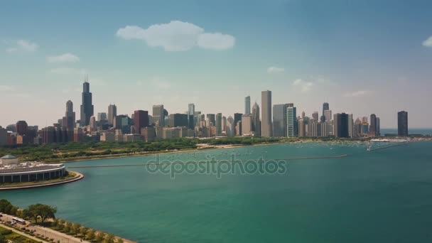 Aerial video of Chicago, during the sanny day. panoramic view. fly down — Stock Video