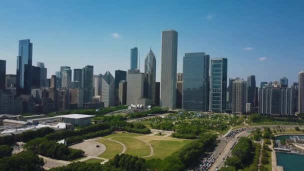 Vídeo aéreo de Chicago e do Millenium Park, durante o dia da sanny. vista panorâmica — Vídeo de Stock