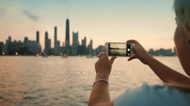 Cestování na jachtě. Žena pořizování foto na smartphone krásné noční město. Detailní záběr — Stock video