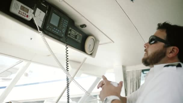 Barco en el mar, capitán puente o sala de control vista interior — Vídeo de stock