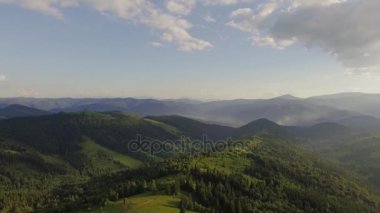 yaz günü ilerlemeye dağ güneş parlama ile.