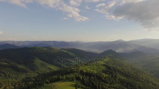 aller de l'avant à la montagne avec éruption de soleil dans la journée d'été .