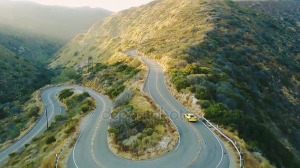 Flygfoto bergsväg för fordon, aerial film. — Stockvideo