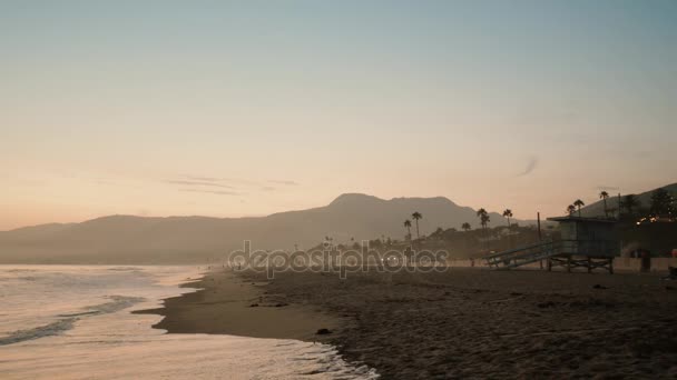 Gün batımında cankurtaran ev siluet Beach'deki Santa Monica, Los Angeles — Stok video