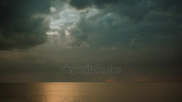 Nuvens de tempestade no mar tiro no mar . — Vídeo de Stock