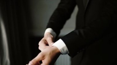 Ağır çekim. Dışarı çıkmak hazırlanıyor ceket düğmeleri Tespitleme elbiseli şık adam. Yakın çekim