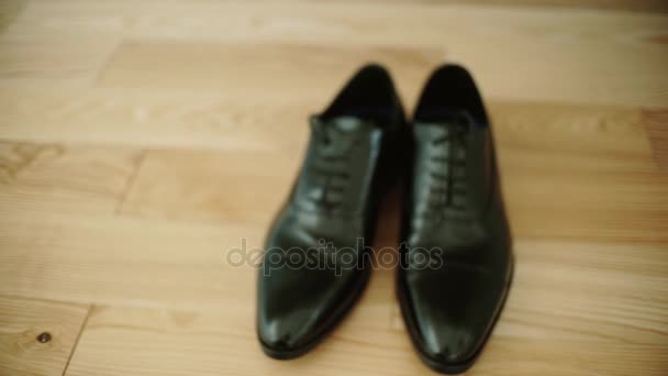 Sapatos masculinos, noivo ou homem de negócios — Vídeo de Stock
