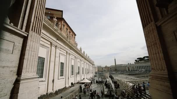 Rom, Italien - augusti 2017 ”: st. Peters: kö av turister som besöker kupolen och katedralen — Stockvideo