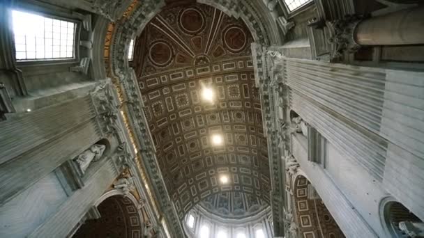 Uvnitř baziliky St.Peters Basilica di San Pietro, ve Vatikánu, malované Stropní fresky — Stock video