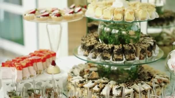Candy Bar bruiloft, snoep buffet. Close-up en draaien — Stockvideo