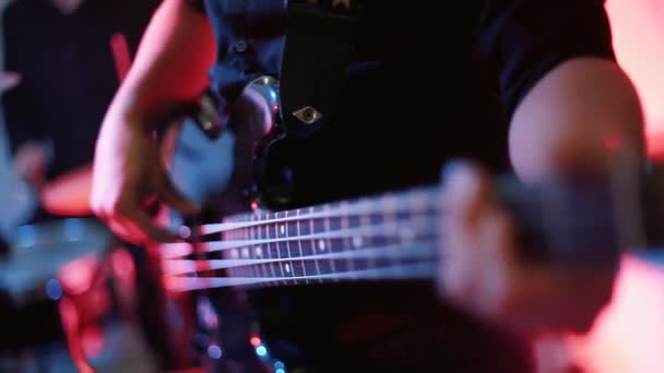 在音乐会中的演奏吉他的人 — 图库视频影像