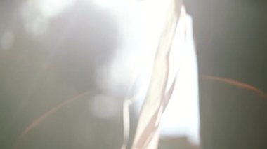 Damat bir buket şeritler rüzgarda tutar. kamera yukarı taşı