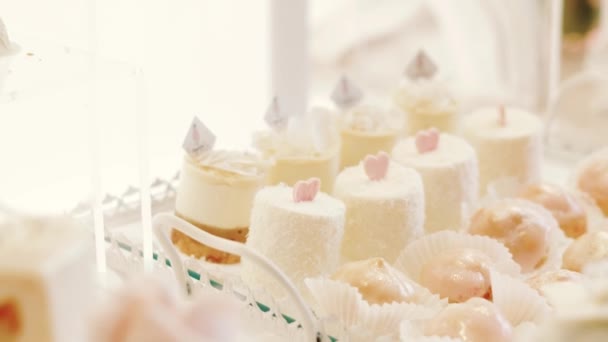 White Candy Bar Casamento, buffet de doces. fechar e girar — Vídeo de Stock