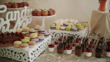 Şeker çubuğu düğün kırmızı, şeker büfesi. portre. kamera taşımak