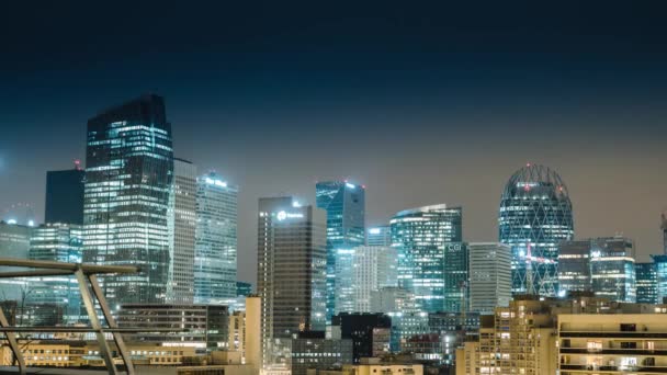 La Defense, osvětlené mrakodrap v noci timelapse v slavné finanční a obchodní čtvrti v Paříži - — Stock video