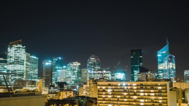 Paris gece timelapse mali yılında ünlü adlı gökdelen ve La Defense iş bölgesine aydınlatılmış — Stok video