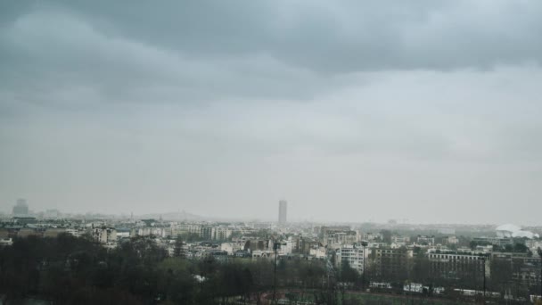 Zeitraffer-Sequenz von Paris, Frankreich - Dächer in Paris mit dem sakralen Coeurr im Hintergrund. Regentag — Stockvideo