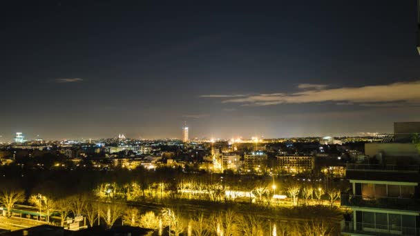 Zeitraffer-Sequenz von Paris, Frankreich - Dächer in Paris mit dem sakralen Coeurr im Hintergrund. Nacht — Stockvideo