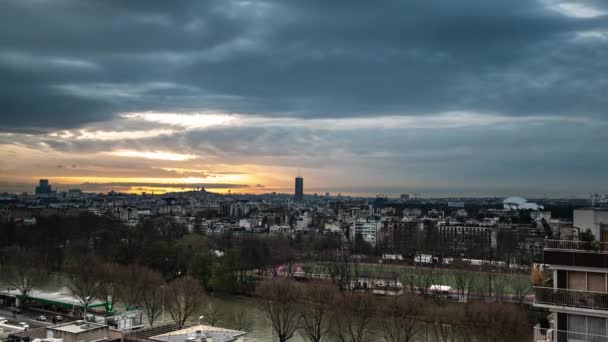 Timelapse opeenvolging van Paris, Frankrijk - daken in Parijs met de Sacre-Coeurr op de achtergrond. bewolkt zonsopgang — Stockvideo