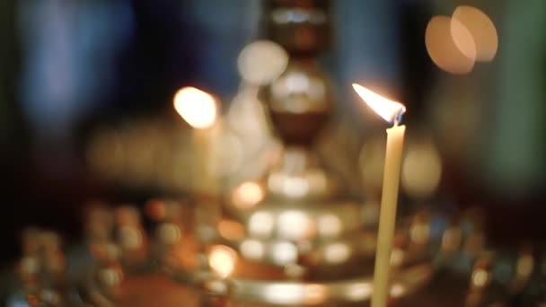 Вид на горящие в храме свечи — стоковое видео