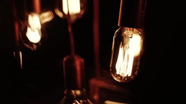 Antika tarzı eski lamba akkor lamba. Dekoratif antika edison stil filaman Işık Ampüller tungsten ampul sarmal sıcak. ağır çekim kamera