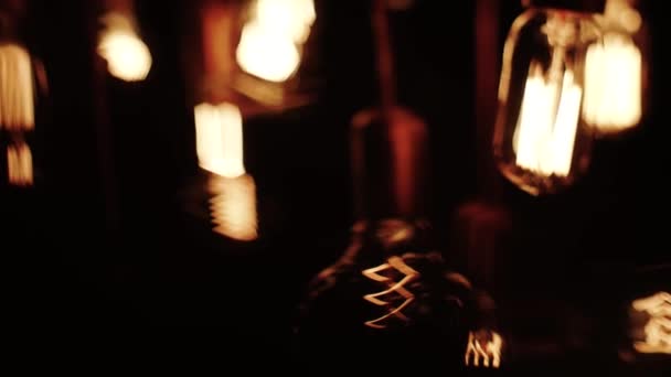 Стара лампа розжарювання в античному стилі. гаряча спіраль вольфрамової лампи — стокове відео