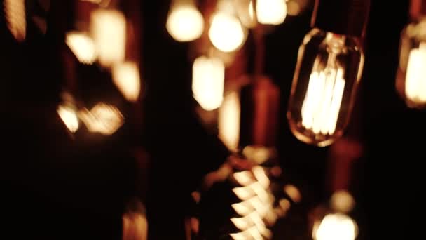 Старая лампа светильника в античном стиле. Декоративный антикварный стиль Эдисон нити лампочки горячая спираль вольфрамовой лампочки. камера движется через — стоковое видео