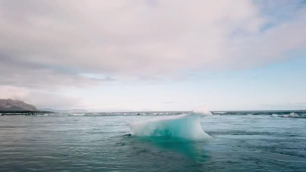 Filmati aerei di droni con iceberg in vista. Influenzato dal cambiamento climatico e dal riscaldamento globale. Islanda Avvicinamento — Video Stock