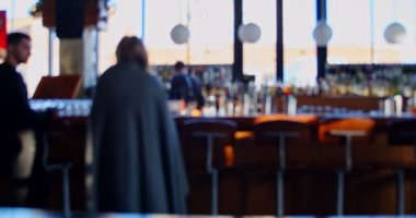Gündüz vakti bir restoranın içini gösteren bulanık bir video. Odaklanmamış restoran