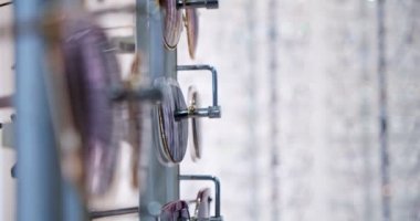 Kapatın. Sergilenen gözlükler. Raflarda satılık bir sürü farklı gözlük gözlüğü olan optometrist mağazası.