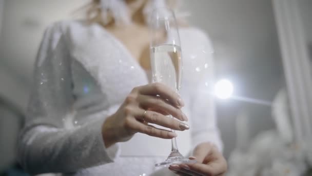 Frauenhände, die Champagner aus nächster Nähe trinken, Frauenfinger, die ein Glas Champagner halten — Stockvideo