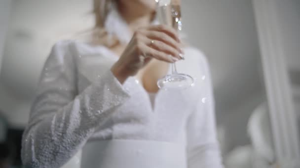 Kobiety ręce, kto pije szampana z bliska strzał — Wideo stockowe