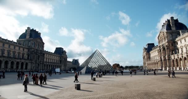 Louvren museet. Fragment av Louvren byggnader och pyramid i huvudgården Cour Napoleon i Louvren Museum. Paris, Frankrike - 28 september 2019 — Stockvideo