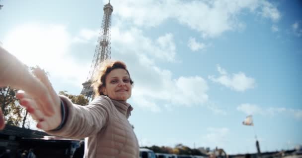Pov zobacz koncepcję podróży. Młoda para trzyma za ręce kobieta prowadząca chłopaka w kierunku Wieży Eiffla w Paryżu — Wideo stockowe