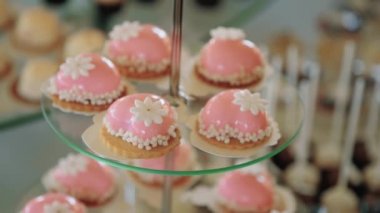 Çikolatalı düğün, tatlı masa şekeri büfesinde düğün pastaları. Kamerayı kapat.