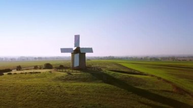 Hava aracı görüntüsü. Normandiya 'daki yaşlı Windmill Pontorson Moulin de Moidrey. Fransa. Kamera sağdan sola midyum görüntüsü