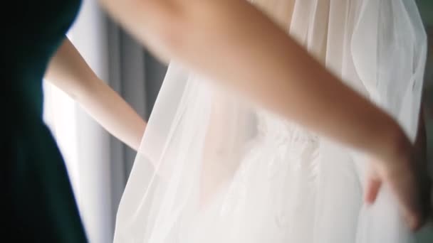 Mañana de bodas, vestido de preparación de novias. De cerca. Movimiento lento — Vídeos de Stock