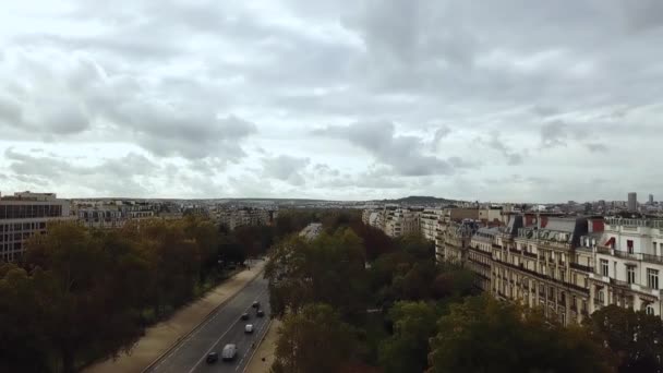 Luchtdrone view Paris City bij Arc. Frankrijk — Stockvideo