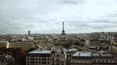 İHA görüntüsü Paris Şehri Eyfel Kulesi ve Trafik Çemberi, Fransa