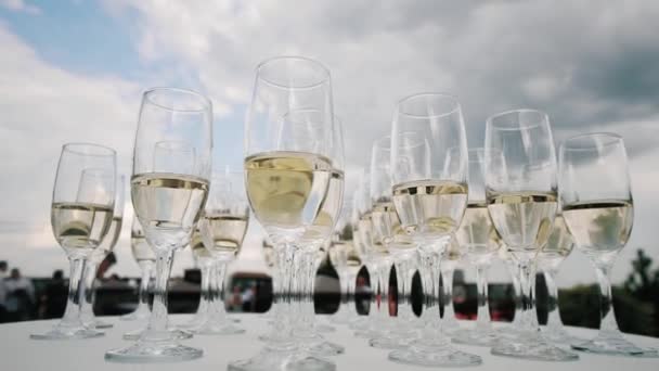 Очки с шампанским на стойке регистрации — стоковое видео
