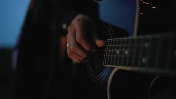 男人练习吉他。 夜幕降临关门慢动作 — 图库视频影像