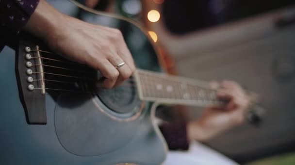 Hombre practicando guitarra. Midle tiro en cámara lenta — Vídeo de stock