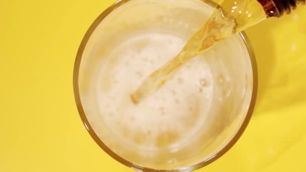 Altın Bira bir bardağa döküldü, makro yakın çekim, Yavaş çekim Üst görünüm — Stok video