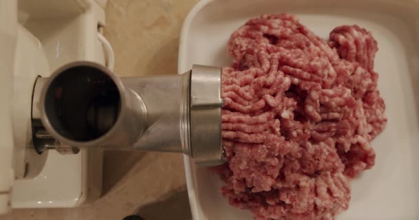 Bovenaanzicht gehakt gehakt vlees gehakt — Stockvideo