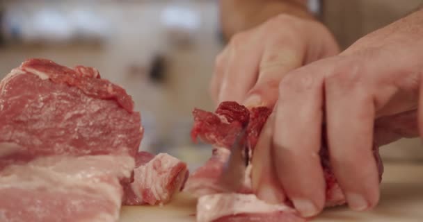 Sluit maar af. Hand Man snijdt rauw vlees met het mes in Slow Motion — Stockvideo