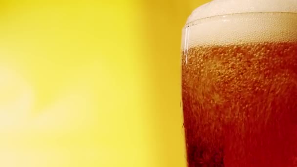 Red Darck Beer ou Ale derramado em um copo, macro close-up, câmera lenta — Vídeo de Stock